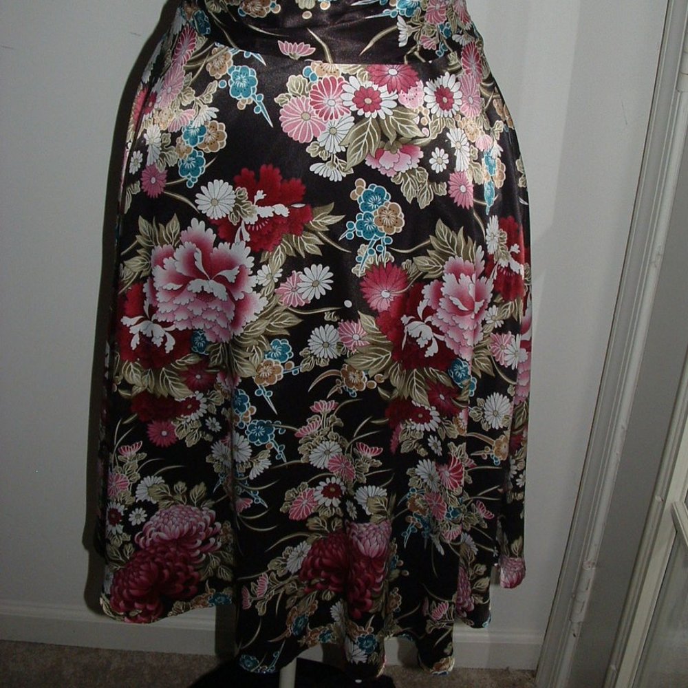 Silky Satin Oriental Pattern Cocktail Dress - Picture 4 of 6